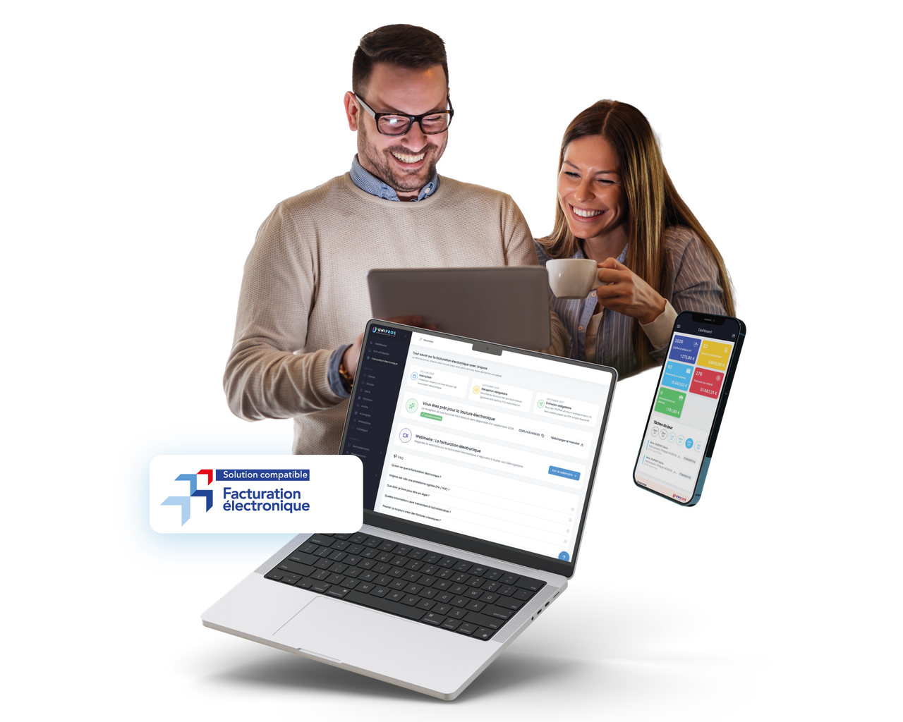 Deux entrepreneurs souriants consultent le logiciel de facturation Unipros sur ordinateur et mobile